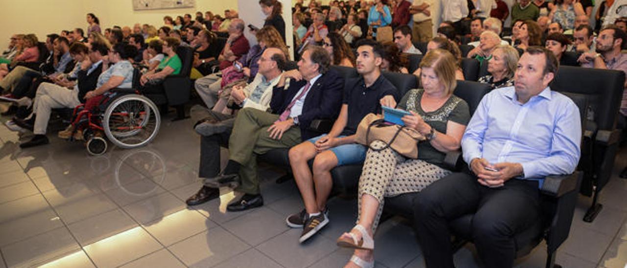 Aspecto del público que llenó el Club LA PROVINCIA para seguir el debate de los candidatos al Cabildo de Gran Canaria.