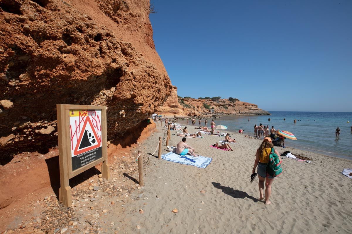 Desprendimiento de rocas en una playa de Ibiza