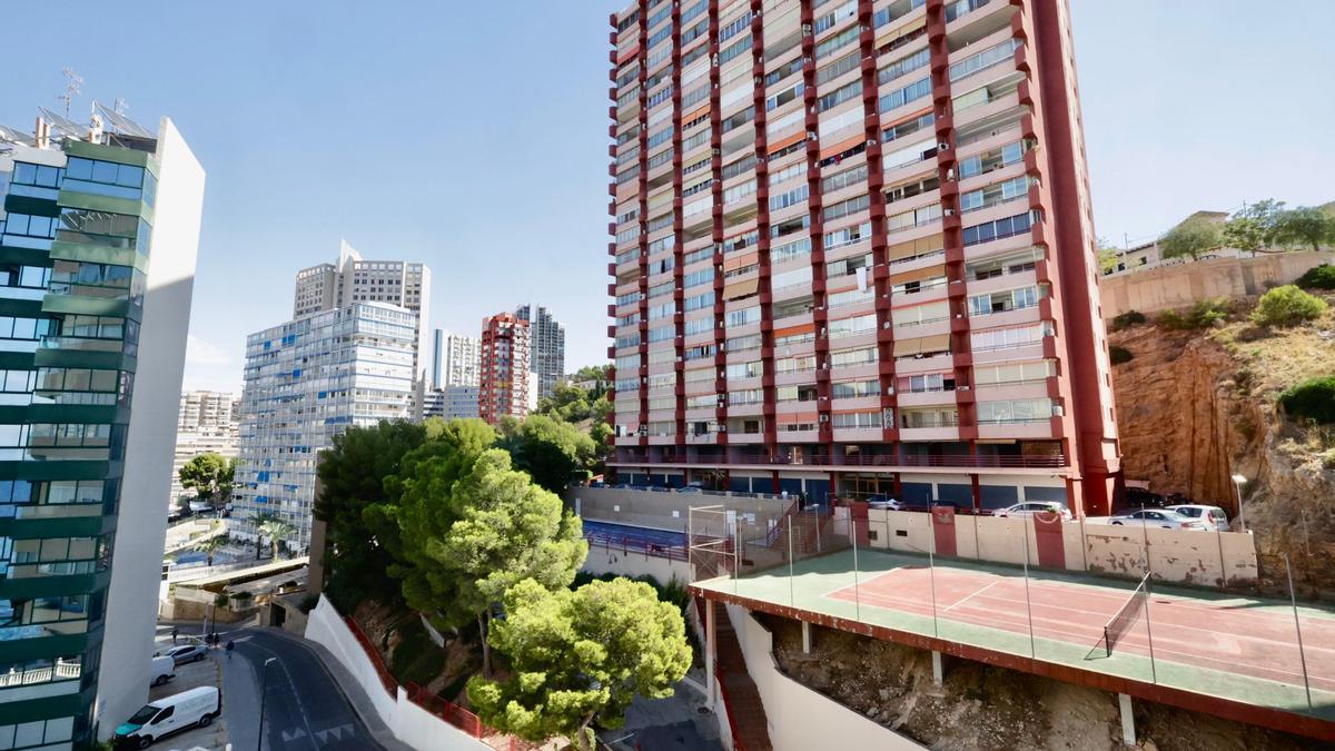 Edificio Don Miguel II en Benidorm, donde se ha encontrado el cadáver de la mujer