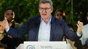 Feijóo llama a dejar el voto socialista que apuntala el gobierno débil de Sánchez