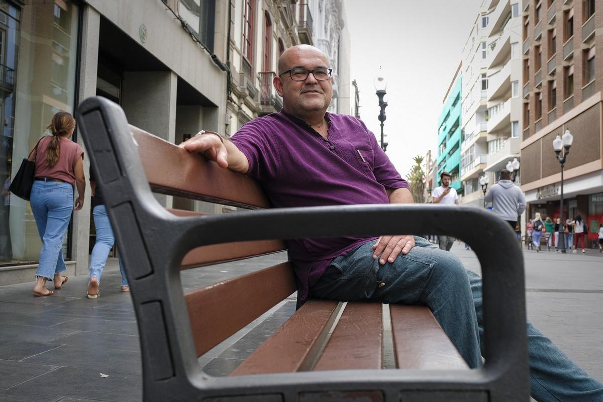 La vida del escritor Alexis Ravelo, en imágenes