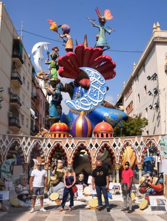 El presidente de la falla Duque de Gaeta, Marcos Soriano, el artista fallero Vicente Llacer y Ana Isabel y Zoumana Kamagate, de la ONG València ès Refugi