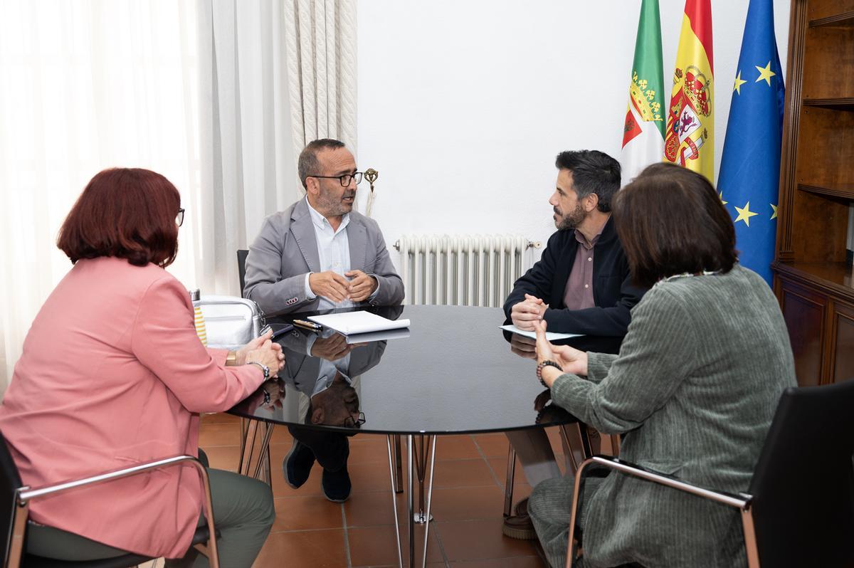 Reunión del presidente de la Diputación de Cáceres con los responsables de Placeat, en Plasencia.
