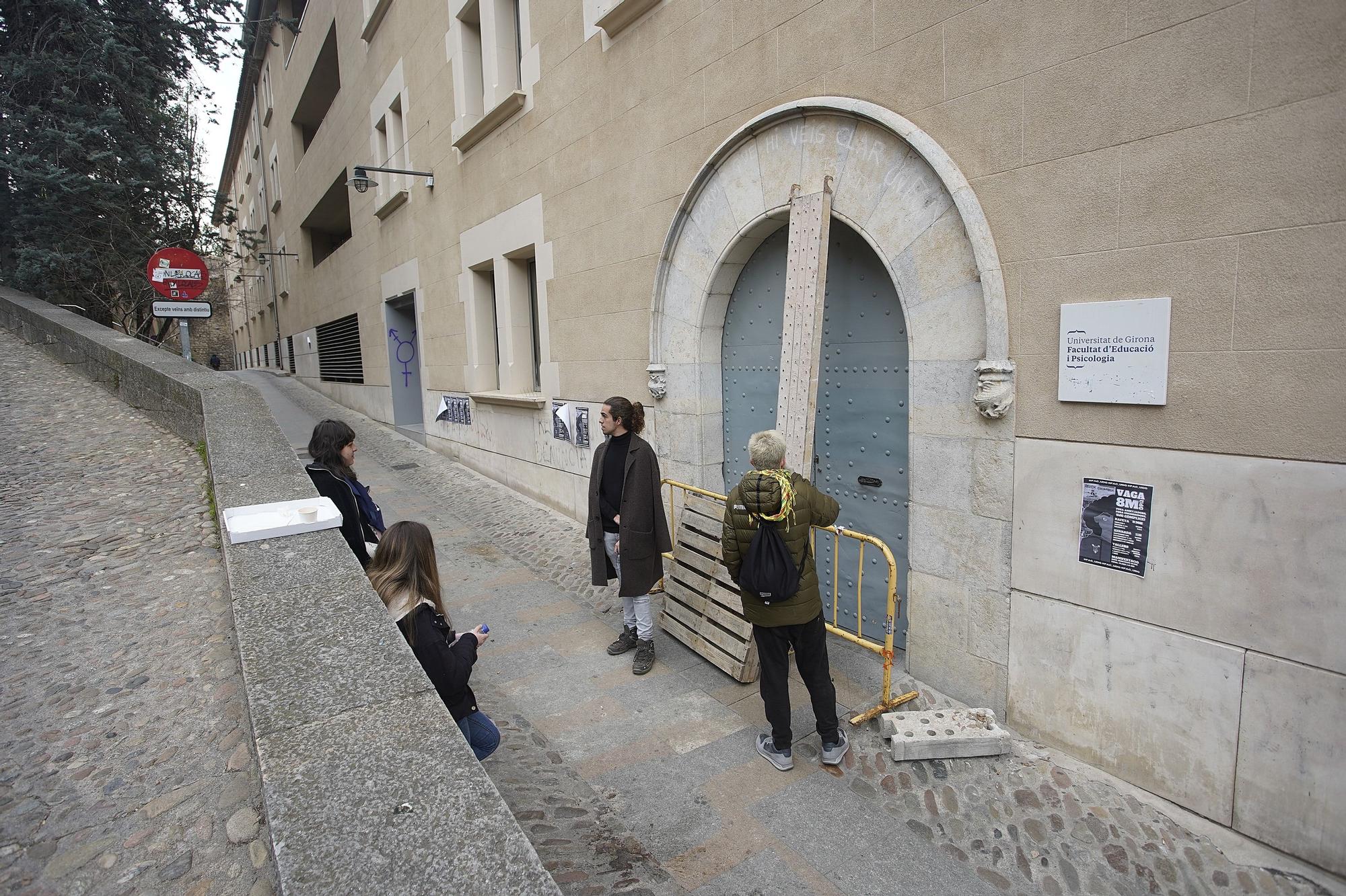 Els piquets per la vaga feminista bloquegen l'entrada al Campus del Barri Vell de la UdG