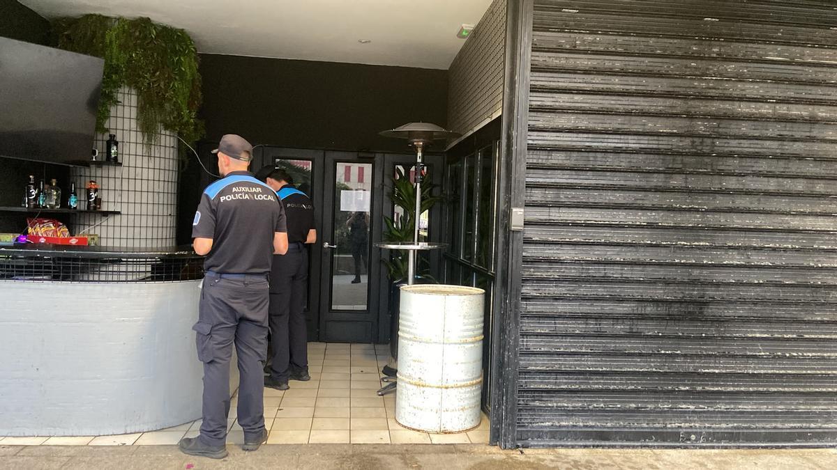 La Policía Local, ante el local precintado