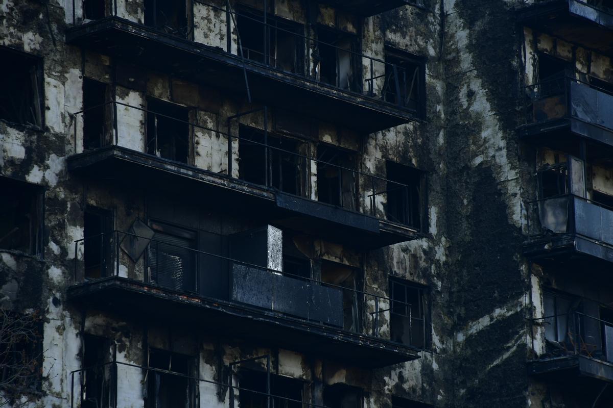 El edificio de Valencia reune vecinos y curiosos