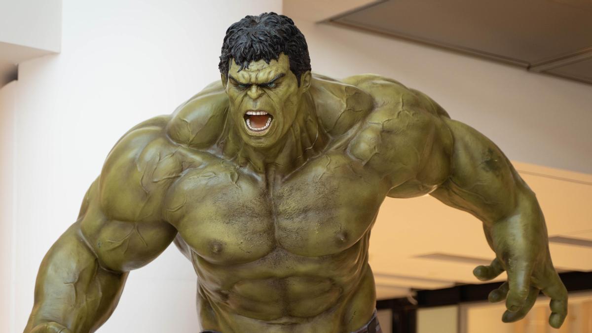 La réplica de Hulk en los pasillos del centro comercial Larios Centro.