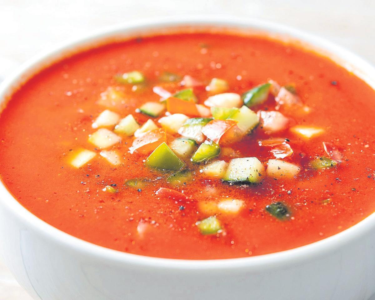 Un plato del tradicional gazpacho andaluz.
