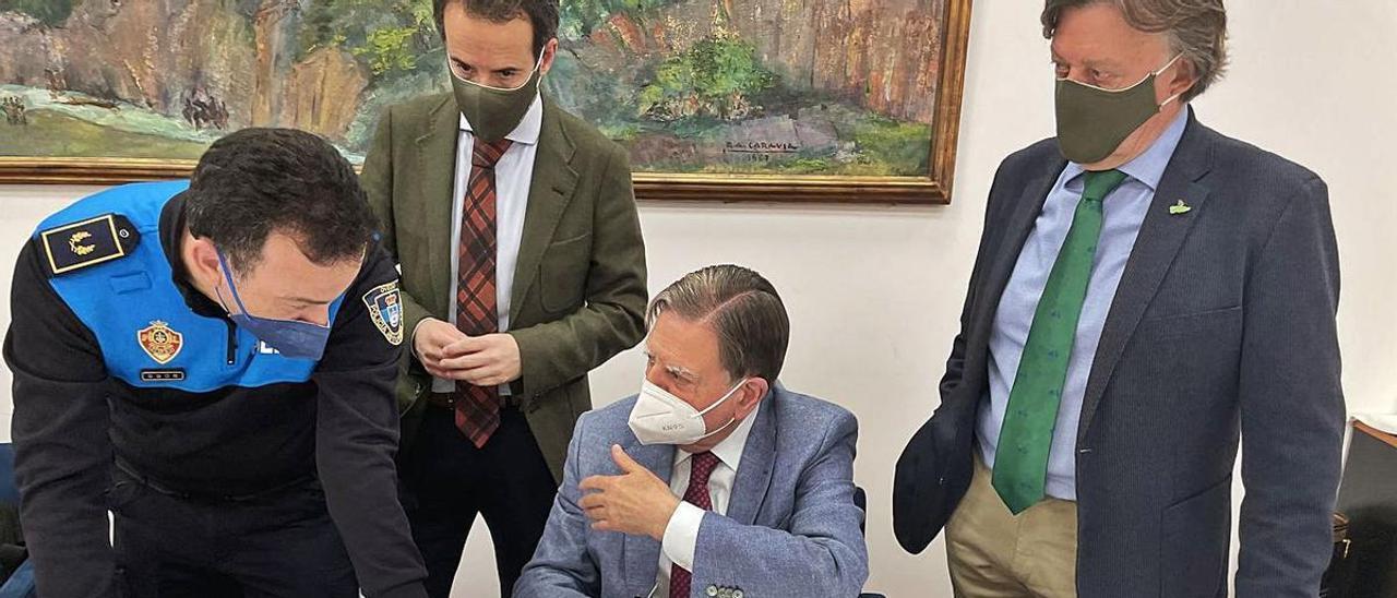 Por la izquierda, el subinspector Francisco Javier Iglesias, el concejal Nacho Cuesta, Alfredo Canteli y el edil José Ramón Prado, revisando los documentos.