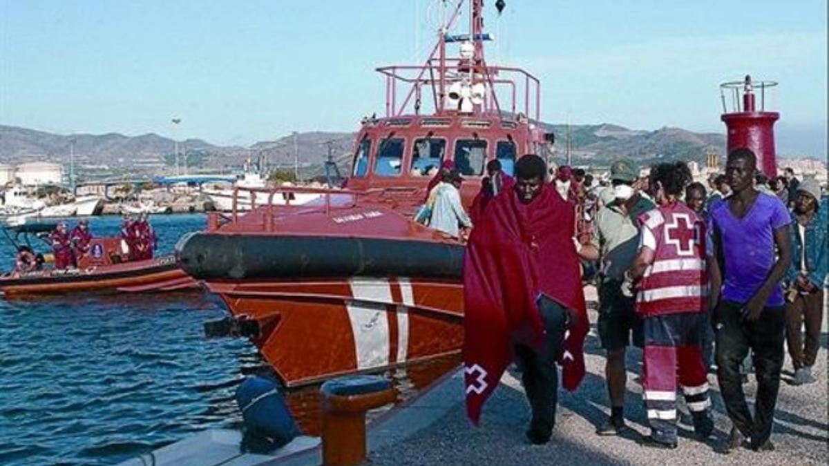 Inmigrantes subsaharianos interceptados a unas 10 millas al norte de Alborán a su llegada al puerto de Motril (Granada) el pasado lunes.