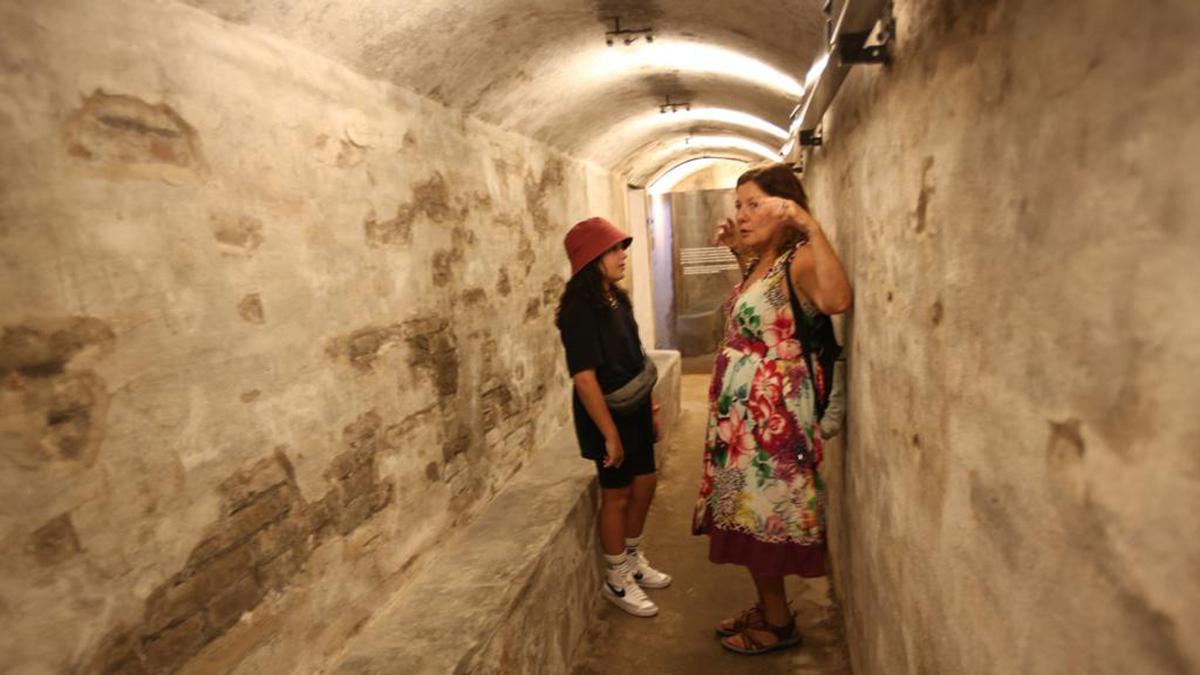 Visita al refugio antiaéreo de la plaça de la Revolució de Gràcia, que abre al público por primera vez por la fiesta mayor