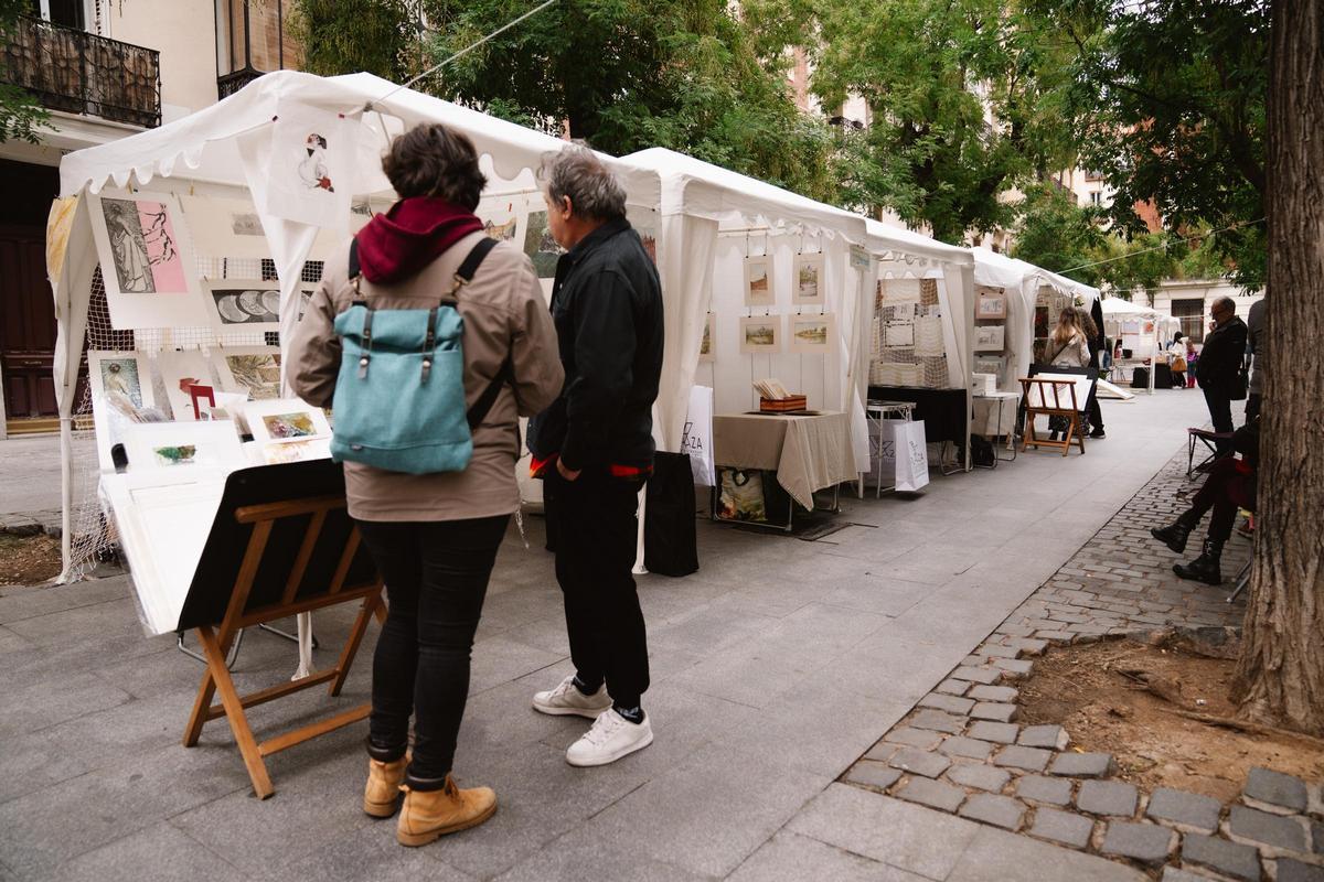 Casetas de la exposición de la asociación de pintores Taller Abierto, en la plaza del Conde de Barajas, en Madrid.