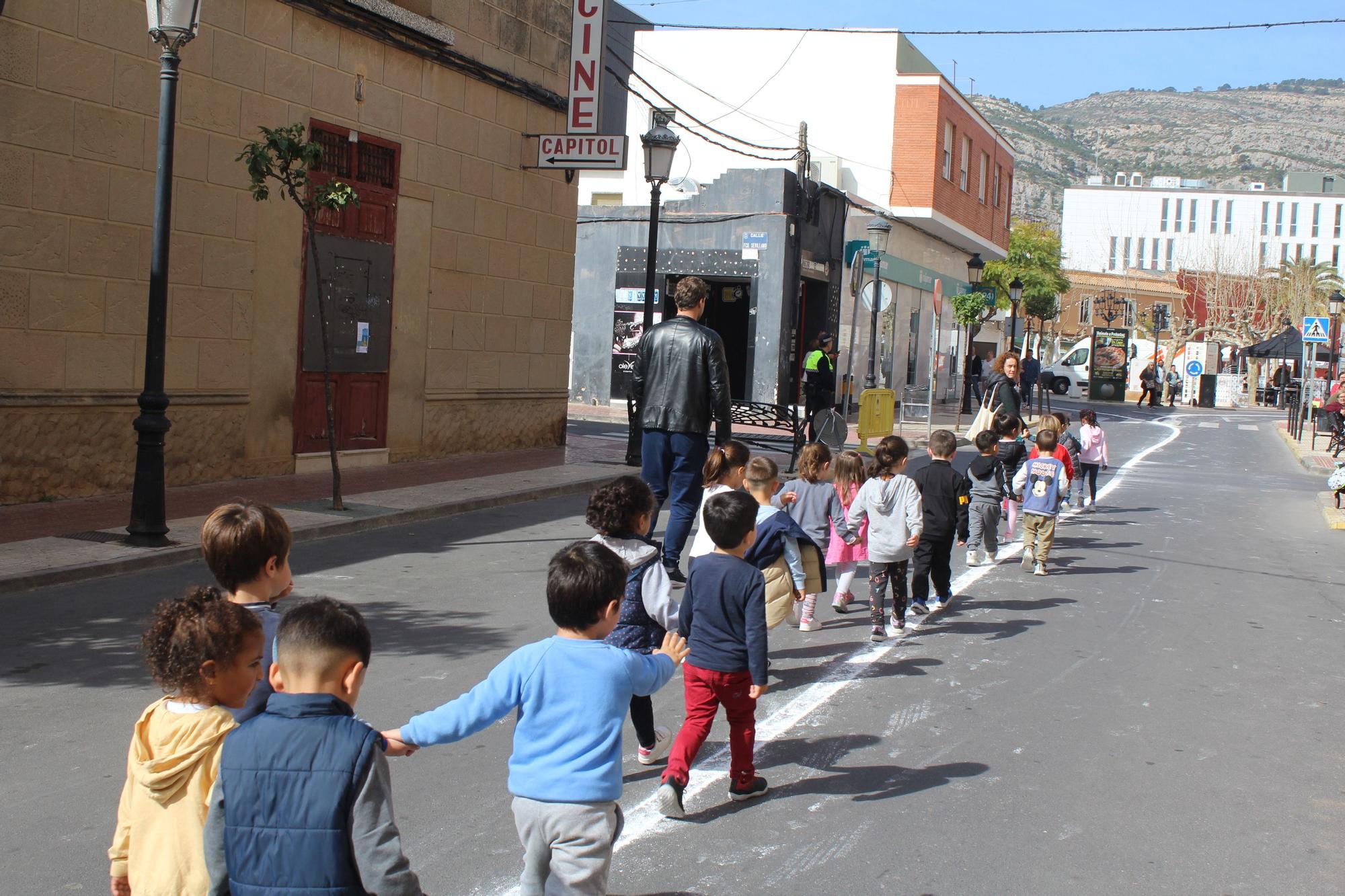 Cadena humana en Orpesa para trasladar libros a la nueva biblioteca