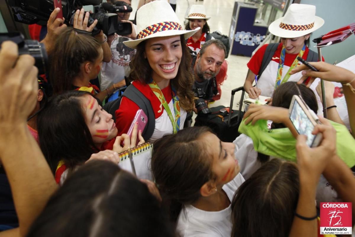 Recibimiento a Lourdes Mohedano en el aeropuerto de Madrid