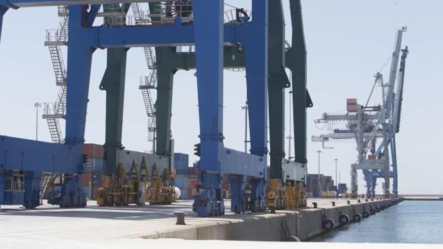 Grúas sin actividad en una terminal ayer del puerto de Castelló.