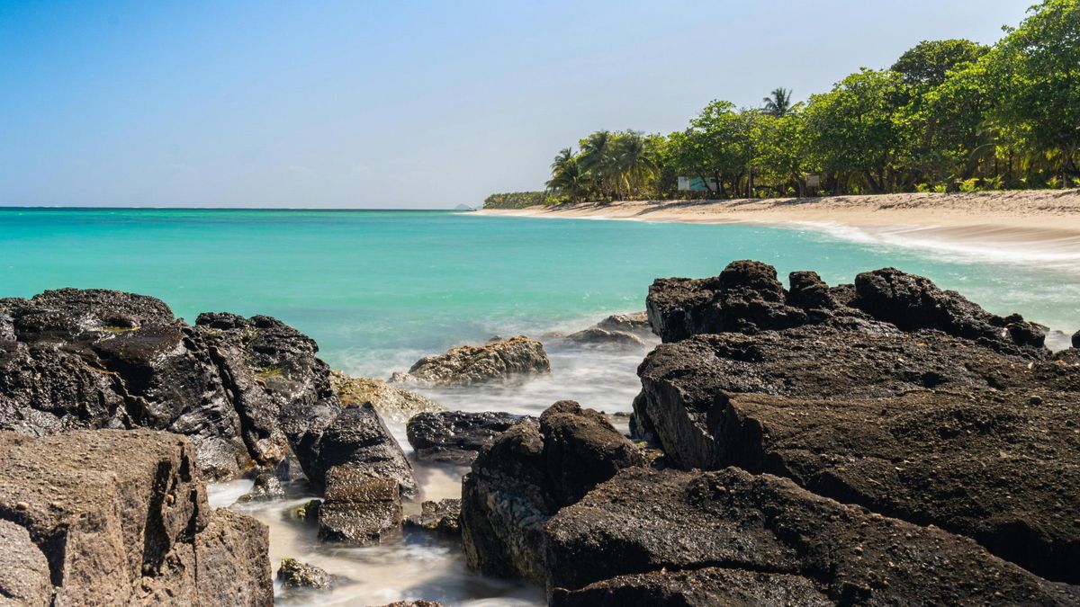 VIAJAR A CAYOS COCHINOS Guía de viaje a Cayos Cochinos, las islas donde se graba Supervivientes