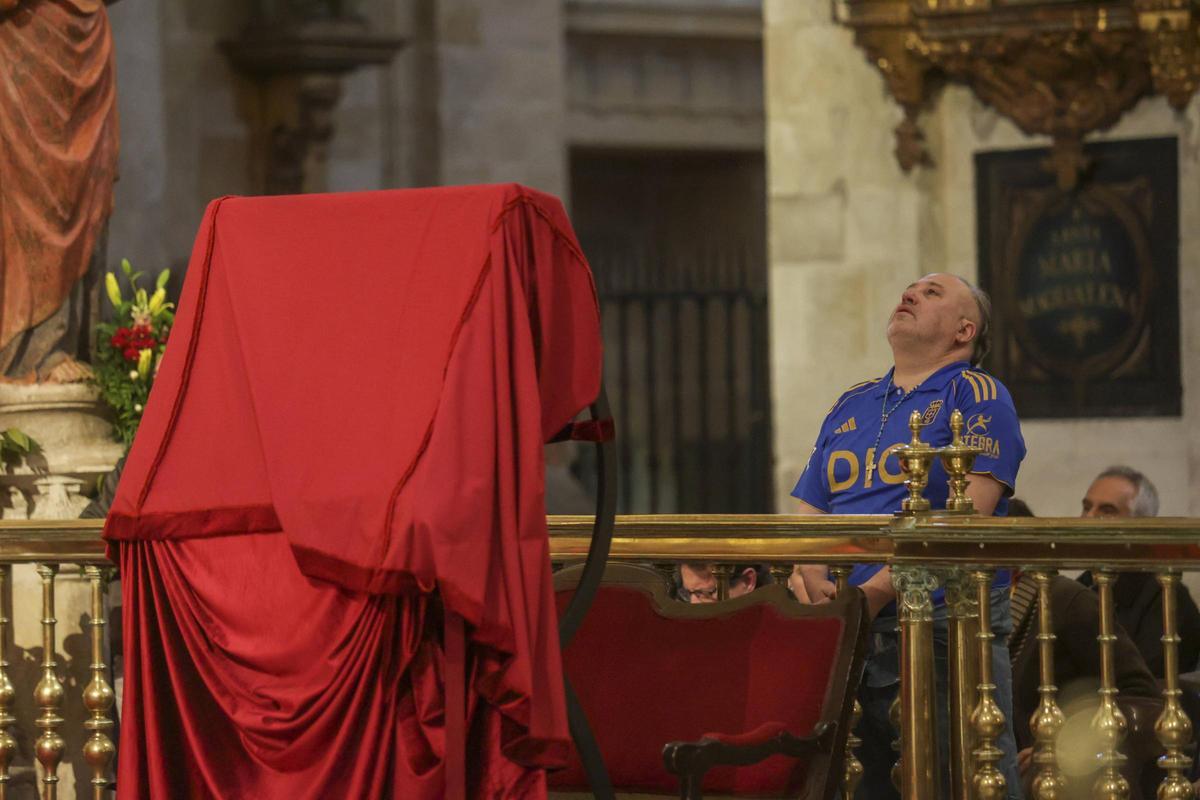 La Catedral, abarrotada en el Viernes Santo para presenciar el Santo Sudario