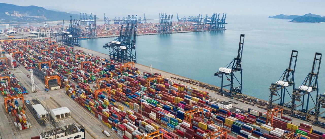 Puerto de Shenzen, en China, país cuyos confinamientos por el covid han desajustado las cadenas de suministro