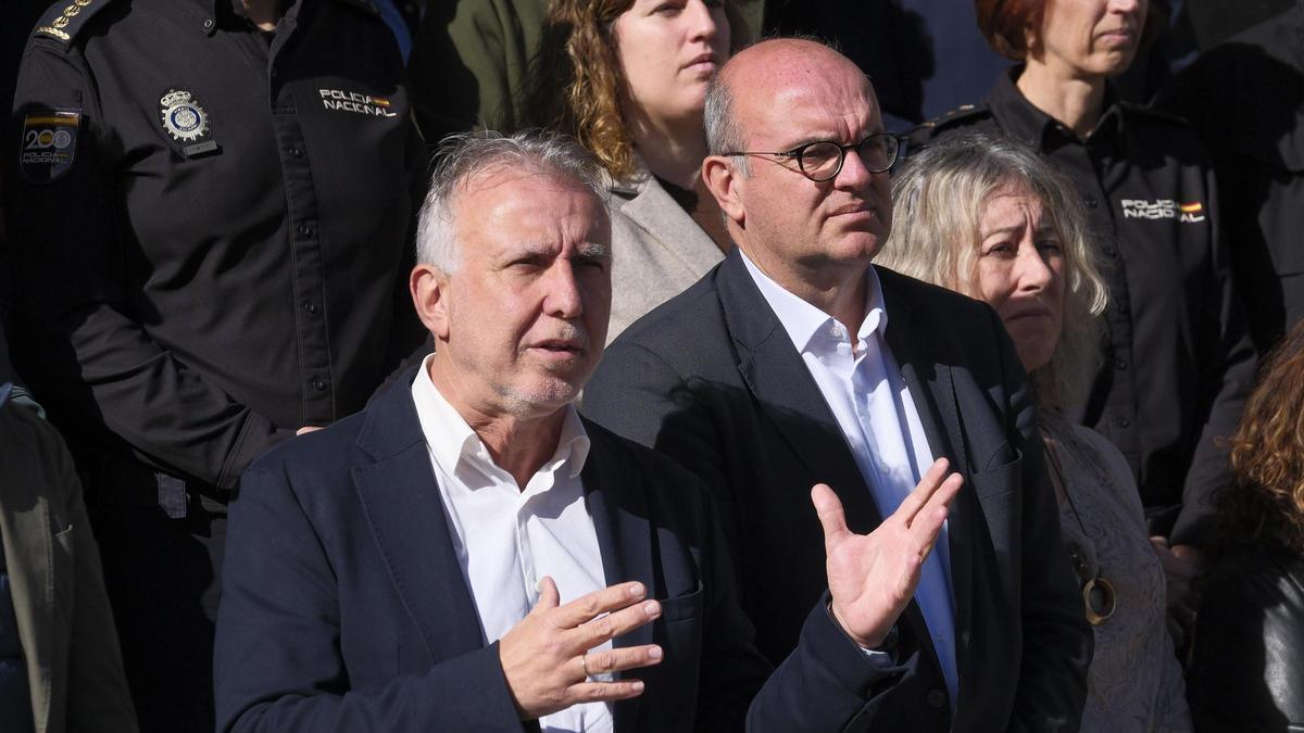 Ángel Víctor Torres y Anselmo Pestana, este lunes, en el minuto de silencio en memoria de las víctimas del accidente ferroviario en Córdoba