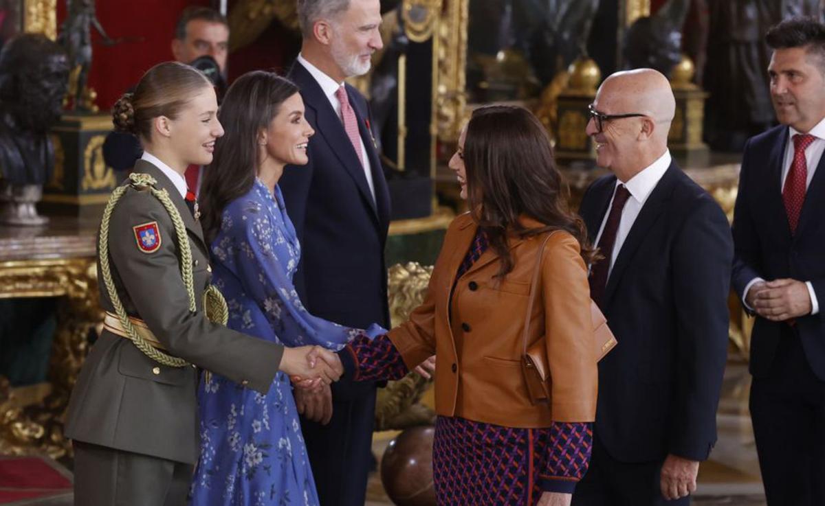 Adrián Barbón, saludando al Rey Felipe VI. | Casa Real