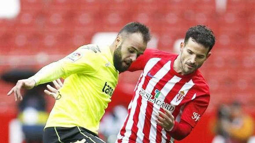 Edu Ramos protege el balón ante Rubén García durante la úlitma visita del Córdoba a El Molinón.