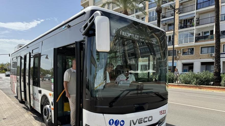 El bus hace el agosto en Dénia: 2.216 viajeros lo utilizaron al día y 41.540 cogieron la línea de les Marines y las playas