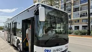 El bus hace el agosto en Dénia: 2.216 viajeros lo utilizaron al día y 41.540 cogieron la línea de les Marines y las playas
