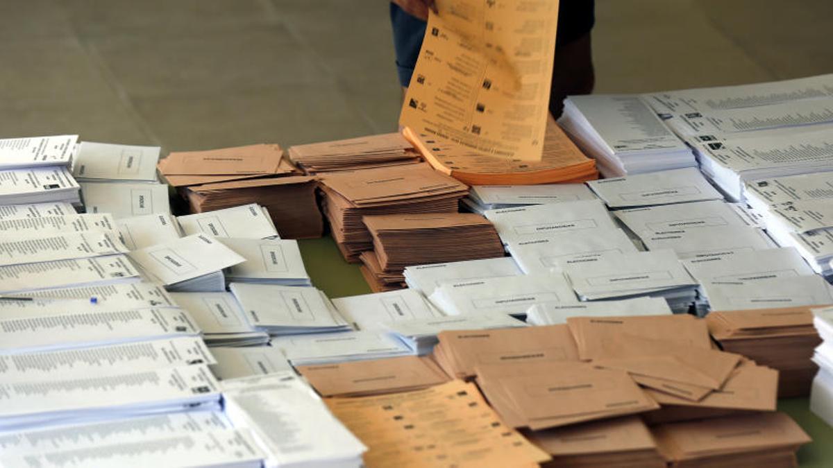 Papeletas preparadas en un colegio electoral.