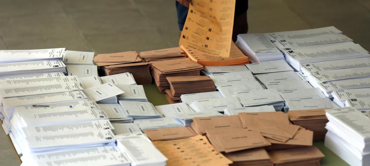 Papeletas preparadas en un colegio electoral.