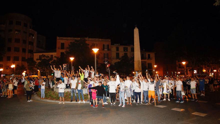 Madridistas celebran el título en la plaza de ses Tortugues