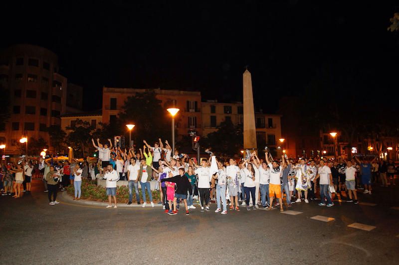 Madridistas celebran el título en la plaza de ses Tortugues