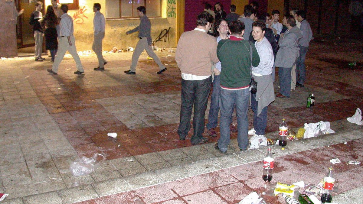 Jóvenes de botellón en Cáceres a principios de los 2000