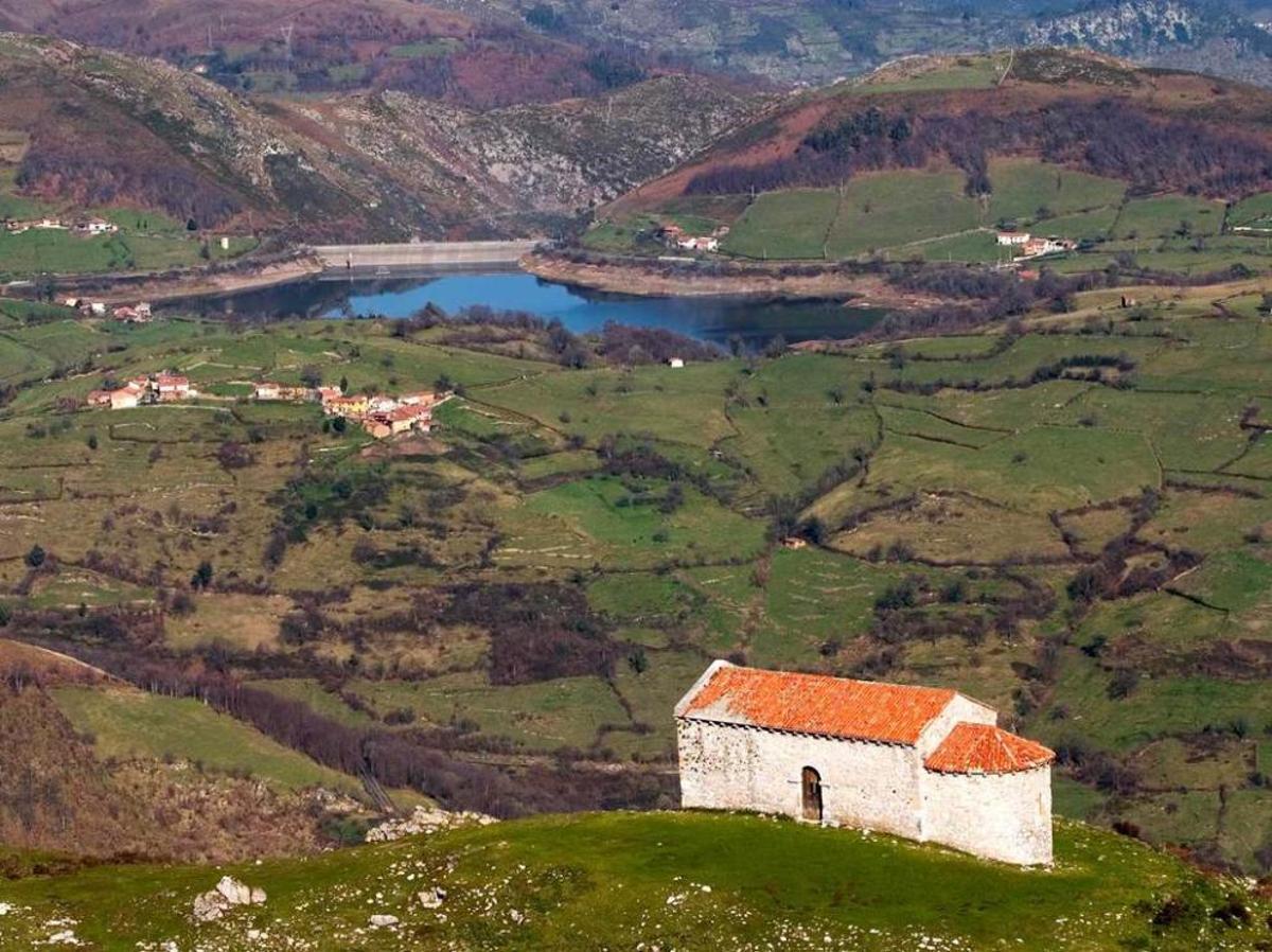 La capilla de La Madalena, con el embalse de los Alfilorios al fondo.