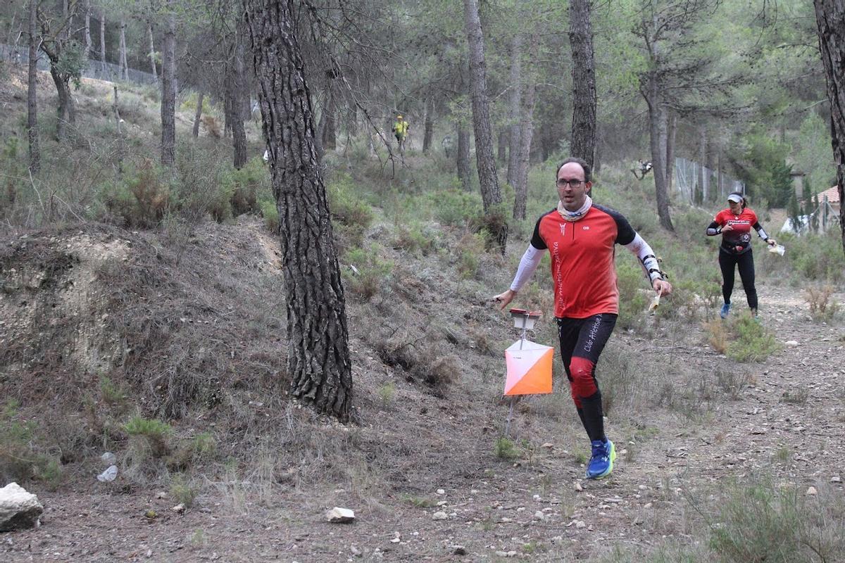 Un atleta del CAX Orientació de Xàtiva durante la prueba celebrada en Biar.