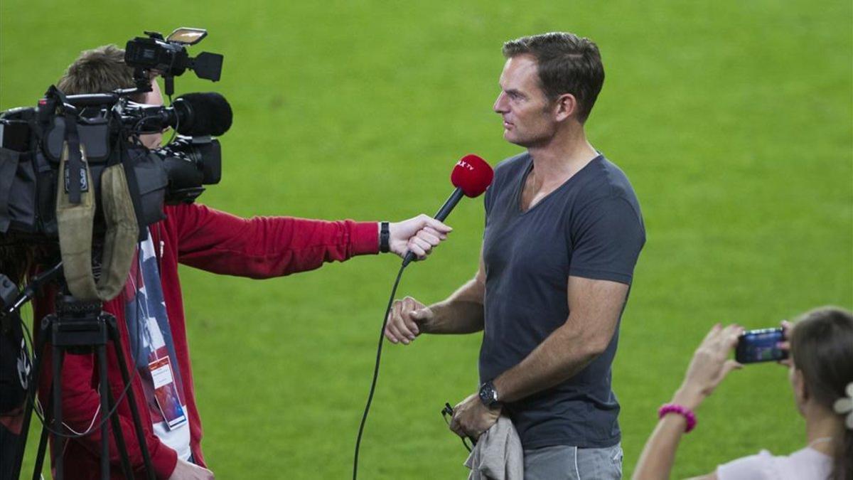 Ronald de Boer respondiendo a preguntas en un entreno del Ajax
