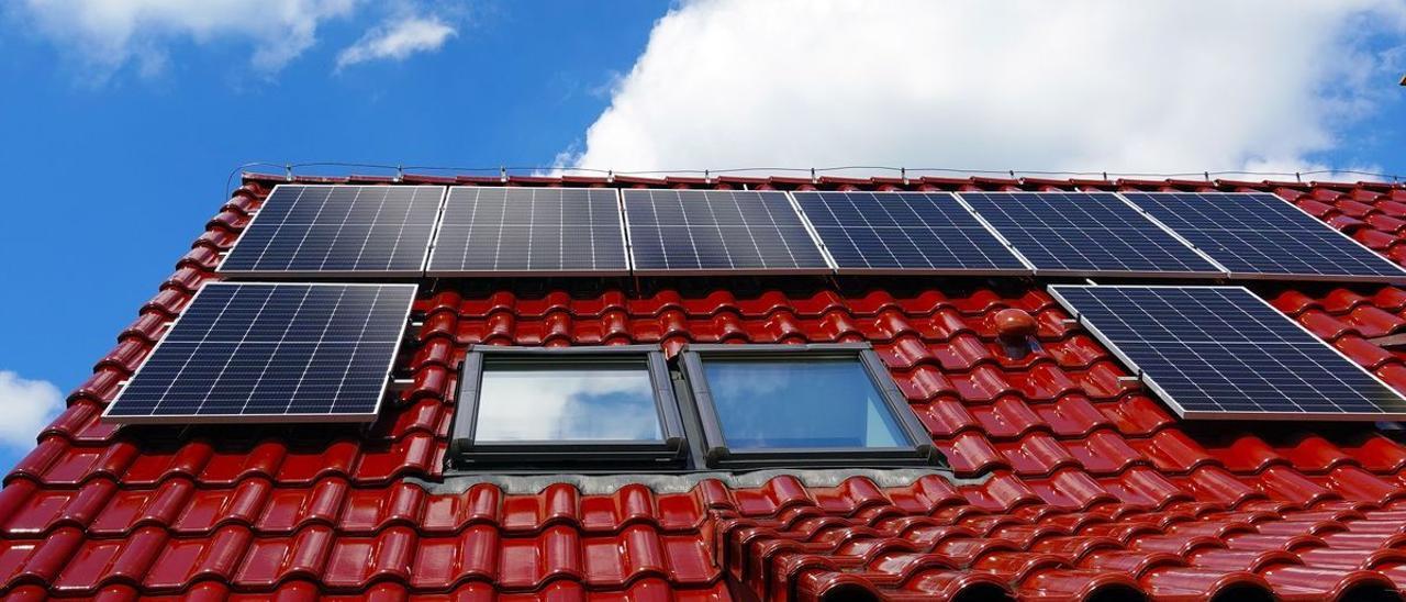 Placas solares en el tejado de una casa.