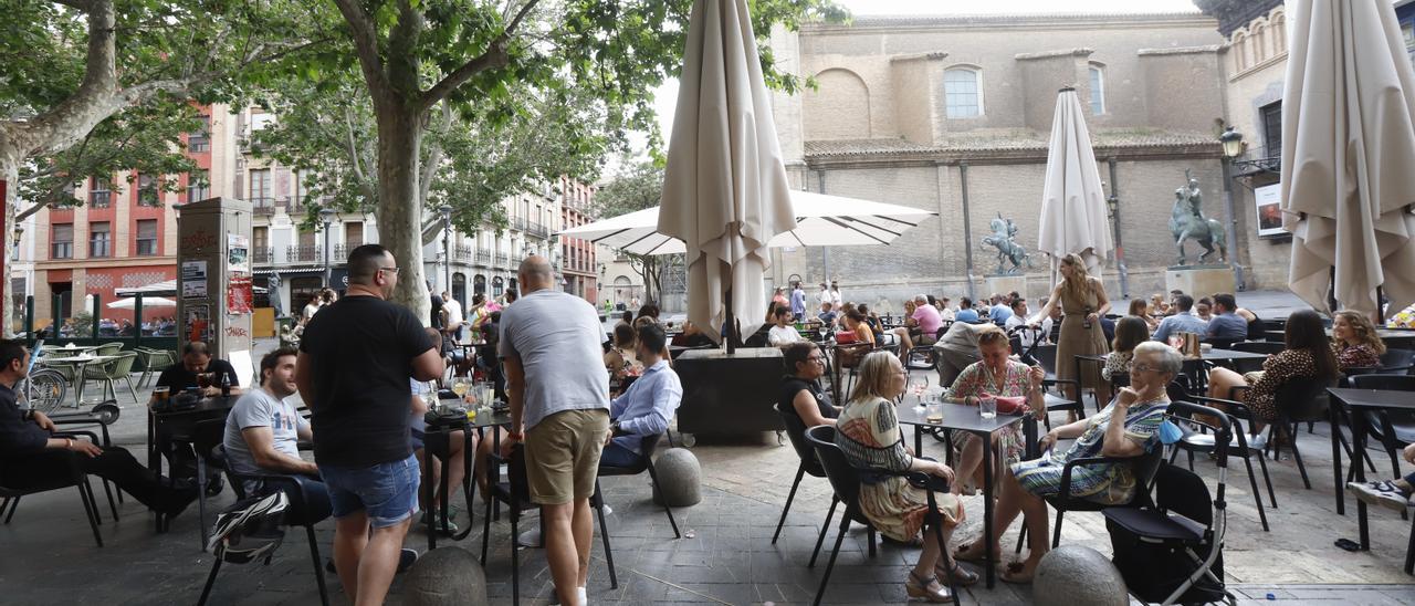 Decenas de personas se relajan en una terraza, la pasada semana en Zaragoza.