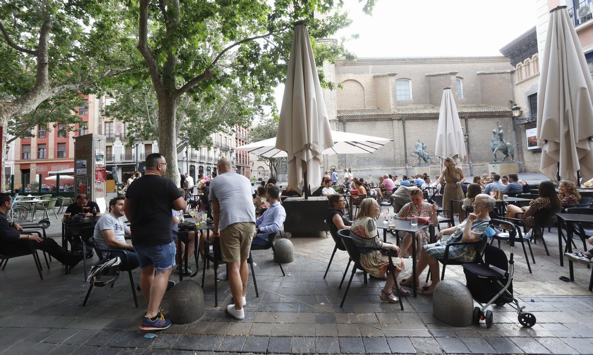 Decenas de personas se relajan en una terraza, la pasada semana en Zaragoza.