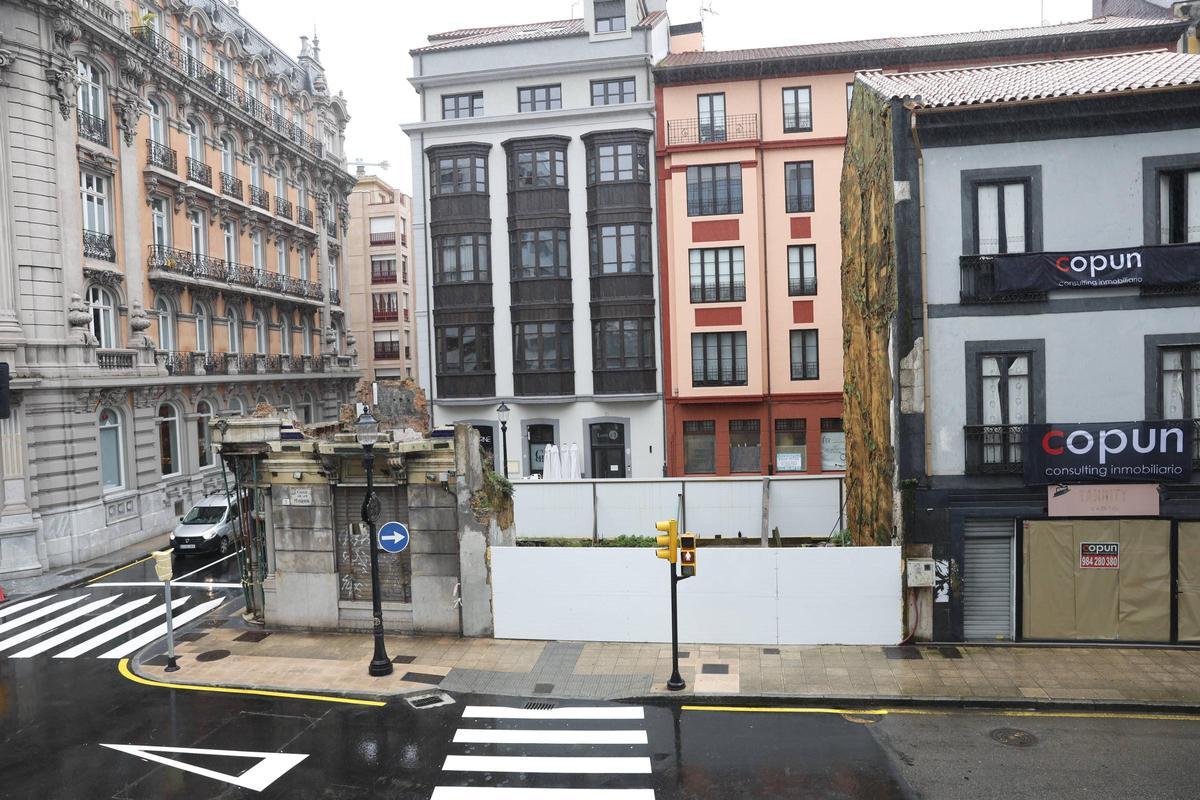 Vista de parte de la fachada del edificio de Manuel del Busto y el solar colindante, donde se va a desarrollar la promoción.
