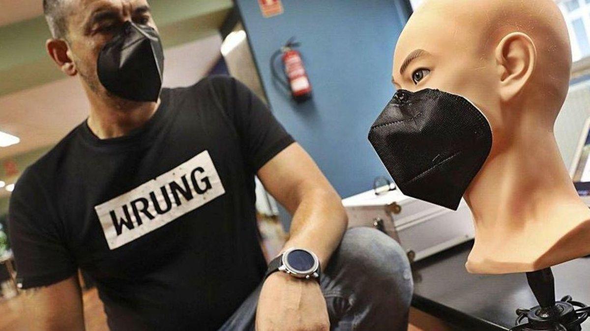 El asturiano Daniel Alagüero, con su mascarilla magnética y un busto de trabajo
