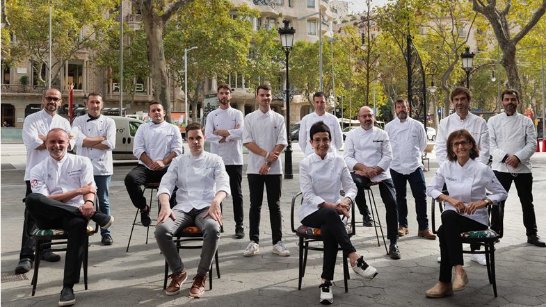 Varios de los chefs participantes en la edición de 2021 de Passeig de Gourmets, frente a La Pedrera