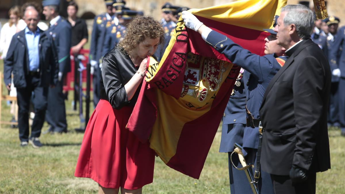 Acto de Jura de Bandera Civil presidido por el coronel director de la Academia Básica del Aire, Juan Antonio Ballesta Miñarro, y el alcalde de Hospital de Órbigo, Enrique Busto Marcos