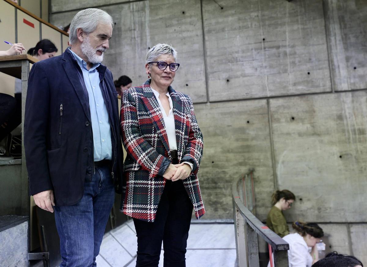 Aquilino Alonso y Concepción Saavedra, en una de las aulas de la Facultad de Medicina, en Oviedo, al inicio del examen.