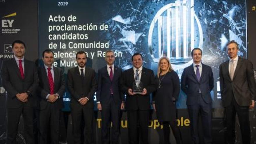 Antonio Arias, en el centro, con el galardón que lo acredita como finalista.