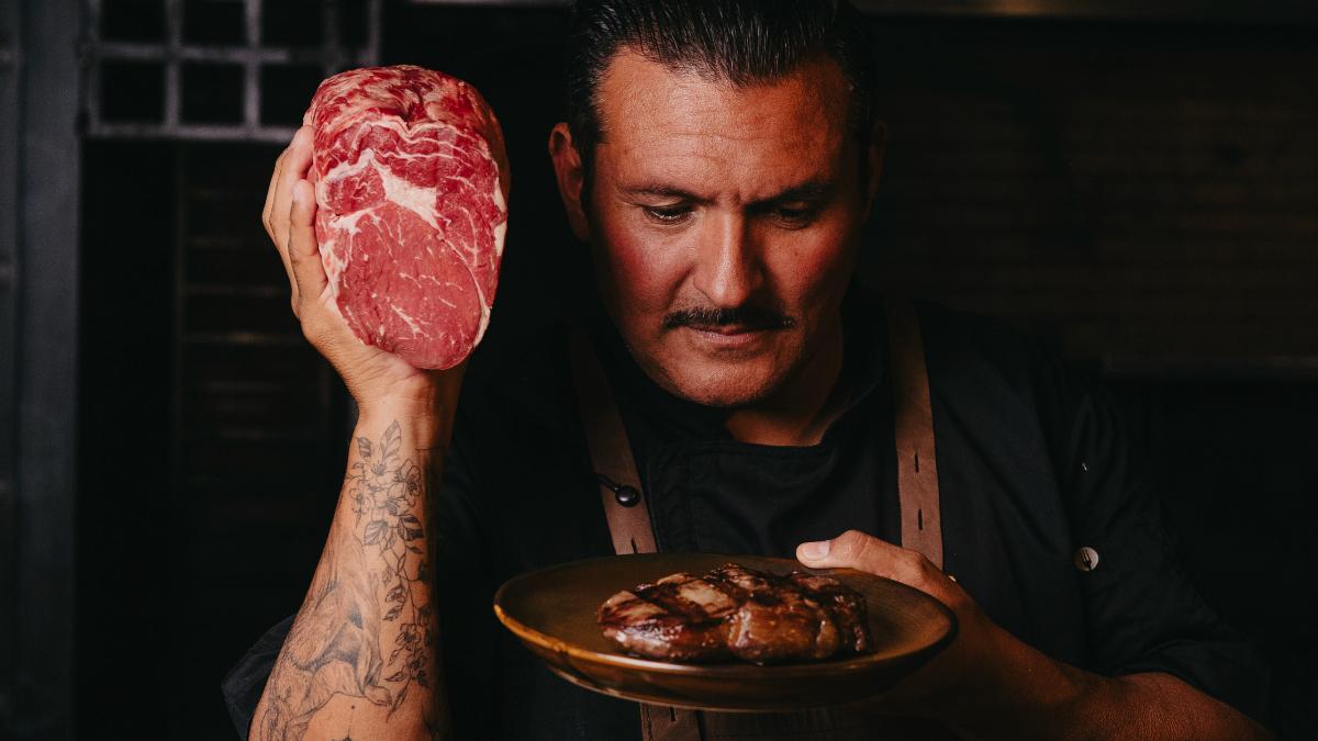 Javier Brichetto, maestro parrillero y propietario de Piantao, reivindica en Madrid el fuego como seña de identidad de la cocina argentina.