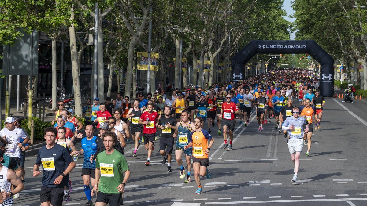 Los participantes recorren la Diagonal durante la 44 edición de la Cursa de El Corte Inglés.