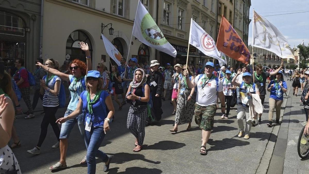 Peregrinos participan en un acto organizado dentro de los preparativos de la Jornada Mundial de la Juventud, en Cracovia, este lunes.