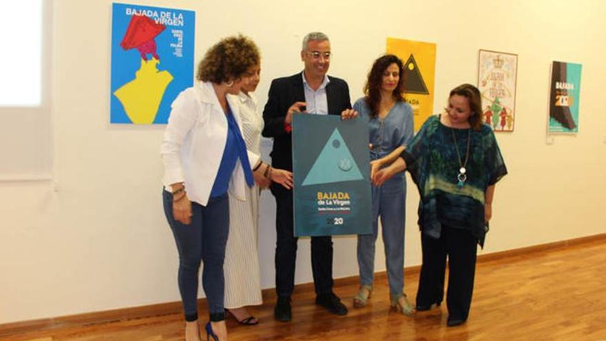 Miembros del jurado, con el alcalde Sergio Matos al frente, muestran el cartel anunciador de la Bajada 2020.
