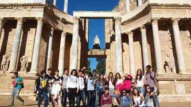 Grupo de estudiantes del IESO Los Salados en el anfiteatro de Mérida.