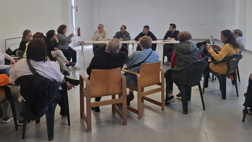 Reunión del gobierno local con los vecinos de Trabanca Sardiñeira.
